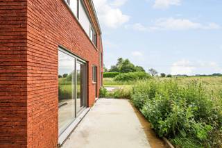 In Lens, naast Chièvres: Energiezuinige woning nummer 7 (LOT 7) in traditionele bouw met carport, terras en tuin Beschrijving: Op gelijkvloers: Een hal, living, eetplaats, keuken, wc, wasruimte. Eerste verdieping: een nachthal, 3 slaapkamers, badkamer, douchekamer, wc in de badkamer De achtergevel van deze woning is optimaal georiënteerd (zuidgericht). De woning wordt casco opgeleverd. Mogelijkheid voor het bestellen van een sleutel op de deur afwerking (prijsopgave op aanvraag). Het terras is aanwezig en de aansluiting op de riolering is inbegrepen. De woning wordt opgeleverd met steenslag voor gemakkelijke toegang. De geadverteerde prijzen zijn exclusief btw op de bouw en exclusief registratierechten en kosten op de grond. De bewoonbare oppervlakte is bruto (inclusief muren). Vraag nog vandaag uw bezoek ter plaatse op afspraak en een eventuele schatting van uw huidige eigendom.