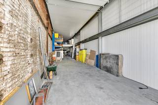 <p>Op een strategische locatie in <strong>Kerksken</strong> vinden we dit <strong>magazijn</strong> terug van <strong>105m²</strong>. Het magazijn ligt op een <strong>afgesloten site</strong> en is voorzien van een beveiligde poort. Dit magazijn is voorzien van een <strong>vernieuwde automatische poort</strong>. Verder is het <strong>dak</strong> ook <strong>vernieuwd</strong>. Het magazijn is ook <strong>asbestveilig</strong> en de <strong>elektriciteit</strong> is <strong>conform</strong>. </p>
