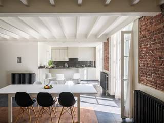 <strong>Ruime loft met industrieel karakter en twee terrassen, gelegen op de tweede bouwlijn aan de Lousbergskaai.</strong><br /><br />Verscholen op de tweede bouwlijn, aan het water van de Visserij, bevindt zich deze ruime loft op een rustige locatie, op wandelafstand van het historisch centrum van Gent.<br /><br />Deze loft maakt deel uit van het unieke project ‘Lousbergsgesticht’, een herontwikkeling van o.m. appartementen, lofts en kantoorruimtes in een gebouw met bijzonder veel authenticiteit en karakter.<br /><br />Dankzij de centrale ligging geniet u van een vlotte bereikbaarheid, terwijl u thuis tot rust komt met zicht op het achterliggende groen en de vijver.<br /><br />De loft wordt gekenmerkt door hoge plafonds, grote raampartijen en een industriële uitstraling die zorgt voor een aangenaam gevoel van ruimte en licht. De huidige indeling omvat vier slaapkamers en twee badkamers, waardoor de woning zich leent voor uiteenlopende woonwensen.<br /><br />Twee privatieve terrassen vormen een mooie aanvulling. Eén terras kijkt uit op het achterliggende groen met vijver.<br />Een rustige plek om van het buitenleven te genieten in het centrum van de stad.<br /><br /><strong>Kortom, een ruime loft met karakter op een rustige ligging, vlak bij het water en op wandelafstand van het historische centrum van Gent.</strong>