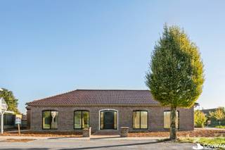 In de <strong>Geluwestraat 55 in Dadizele</strong> vindt u deze villa waar al heel wat renovatiewerken werden uitgevoerd. Een mooie kans voor wie een woning naar eigen smaak wil afwerken, met belangrijke werkzaamheden die reeds achter de rug zijn.<br /><br />De eigenaars investeerden in<strong> een volledig nieuw dak met goten, </strong>nieuwe rolluiken. Ook de binnenmuren werden vernieuwd en de ruimtes heringedeeld. Nieuw pleisterwerk en vernieuwde verwarmingsleidingen vormen de basis voor de verdere afwerking.<br /><br />De woning wacht nog op chape, vloerbekleding, een keuken en een badkamer. Echter is de elektriciteit ook volledig vernieuwd en conform!<br /><br />Zo kiest u zelf de materialen, kleuren en inrichting die van deze villa uw thuis maken.<br /><br />Zolderruimte met de mogelijkheid tot het creëren van extra kamers.<br /><br /><strong><u>Troeven:</u></strong><br />+ Volledig nieuw dak, tevens onderdak:<br />+ Nieuwe rolluiken;<br />+ Vernieuwde binnenmuren en aangepaste indeling;<br />+ Nieuw pleisterwerk en verwarmingsleidingen.<br /><br />Verder af te werken volgens uw eigen smaak en budget.<br /><br />Op zoek naar een villa in Dadizele die u zelf de finishing touch kunt geven? Maak een afspraak en ontdek de mogelijkheden!<br /><br />Benieuwd naar dit pand of een andere eigendom? www.coventa.be – 051 222 051