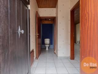 KIJKDAG: 17/10/2026 VAN 10u TOT 12u (ENKEL OP AFSPRAAK)<br /><br />Deze te renoveren woning is uitstekend gelegen in het centrum van Lede, op wandelafstand van het station en het centrum. Dankzij de centrale ligging bevinden winkels, scholen, openbaar vervoer en andere voorzieningen zich in de onmiddellijke nabijheid, wat zorgt voor een bijzonder praktische en vlot bereikbare woonomgeving.<br /><br />De woning omvat op het gelijkvloers een inkomhal met gastentoilet, een ruime woonkamer en een aansluitende keuken. Vanuit de keuken heeft men toegang tot het terras met extra berging.<br /><br />Op de verdieping bevindt zich de nachthal met twee ruime slaapkamers, een berging en een grote badkamer.<br /><br />Voor wie zoekt naar een tof renovatieproject en een ideale starterswoning of investeringspand wil creëren, is dit zeker een mooie opportuniteit.