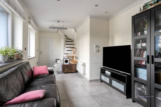 Op de Borsbekestraat 156 ontdek je eenstijlvol vernieuwde woning die comfort, energiezuinigheid en gezellig wonen perfect combineert. Dankzij de...