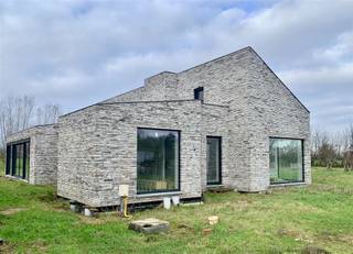 PROPRIÉTÉ EXCLUSIVE SUR UN TERRAIN D'ENVIRON 1,7 HECTARE À REET - UNE SITUATION UNIQUE AVEC DES POSSIBILITÉS INFINIESSituée dans la campagne de Reet,...