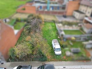 Twee percelen in woonzone op een ideale locatie voor wie rustig wil wonen maar ook alle voorzieningen binnen handbereik wenst!In de Dr. De Drijverestraat vindt u deze twee percelen grond met een totale oppervlakte van 473m². Een mooie kans voor wie op zoek is naar een plek om een eigen woning te realiseren.Op wandel-en fietsafstand vind je scholen, supermarkten, winkels en sportfaciliteiten. Dankzij de nabijgelegen verbindingswegen en vlotte busverbindingen bevind u zich snel in het centrum en andere omliggende gemeenten. Contacteer ons voor meer informatie - we helpen u graag verder!