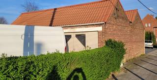 Roeselare-Rumbeke. Centraal en vlot bereikbare BERGLOODS / MAGAZIJN van 180m² met oprit en parkeerplaatsen op een perceel van +/-320m². Onmiddellijk vrij!<br /><br />Deze loods is in 2 delen opgesplitst : <strong>linkerdeel +/- 60m² en rechterdeel +/- 120m²</strong><br />Doorgang van 3,5m aan de rechterzijde van de oprit (Landmetersplan)<br />Het dak aan het rechtergedeelte werd reeds vernieuwd.<br />Er is stromend water, een toilet en een douche.<br /><br />Ideaal om te verhuren : bvb. 495 Euro / maand <br /><br />Dit is een bergloods en is ideaal als opslagplaats of berging voor aannemers / hobby / voor oldtimers ....<br />Bovendien zeer centraal gelegen dichtbij afrit E403 Haven, Rumbeke en centrum Roeselare.<br /><br />Er is een mogelijkheid om 1 of 2 appartementen aan te kopen vooraan de half-open-bebouwing.<br />Ideaal als opbrengsteigendom of voor eigen bewoning.<br /><br />Bel ons vrijblijvend op voor een bezoek en info. Wij begeleiden u graag met de glimlach op zoek naar uw droomwoning &amp; commercieel pand. T. 051 62 40 40