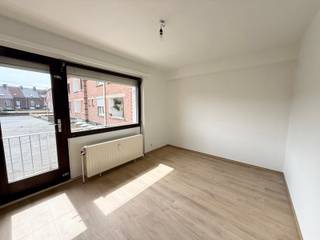 Op een boogscheut van het centrum van Mechelen bevindt zich dit ruime appartement met 2 terrasjes. Op wandelafstand vinden we supermarkten, bakkers, horeca, met de fiets bereik je op 5 minuten de Grote Markt en met de wagen ben je zeer snel aan de autosnelweg.<br /><br />Op de tweede verdieping van dit gebouw met lift vinden we dit toffe appartement met o.a een ruime inkomhal met een grote ingemaakte kast, een lichtrijke woonkamer, een keuken met fornuis, oven en vaatwasmachine, badkamer met lavabo-meubel, ligbad (+ douchescherm) en aansluitingen voor wasmachine en droogkast. Verder zijn er ook nog 2 slaapkamers en 2 terrasjes. <br /><br />Dankzij de ligging is het appartement zeer goed bereikbaar. Het appartement heeft zowel vooraan als achteraan een terrasje zodat je de hele dag door kan genieten van het zonnetje. <br />Onmiddellijk beschikbaar <br />De gemeenschappelijke kosten bestaan uit een vaste kost van € 75,- en een provisie van € 90,- voor water en verwarming voor privégebruik - tezamen € 165,-