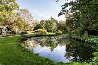 <p>Authentieke herenwoning uit 1908 met prachtige Engelse tuin</p>
<p>Een unieke herenwoning waar karakter, ruimte en groen perfect samenkomen.</p>
<p>Deze authentieke woning uit 1908 charmeert vanaf het eerste moment met haar statige uitstraling, royale volumes en prachtige Engelse tuin met siervijver. Een uitzonderlijke eigendom voor wie op zoek is naar een woning met ziel én tal van mogelijkheden.</p>
<p>Op het gelijkvloers bevinden zich een imposante inkomhal, bureel, praktische berging/proviandkamer, een sfeervolle leefruimte met massieve parketvloer en gashaard, en een ingerichte keuken met Lacanche fornuis en prachtig zicht op de tuin. Een afzonderlijk gastentoilet vervolledigt deze verdieping.</p>
<p>De eerste verdieping omvat drie ruime slaapkamers en een badkamer met dubbele wastafel, douche en toilet. Op de tweede verdieping bevindt zich een vierde slaapkamer, aangevuld met twee royale zolderruimtes, waarvan één met mezzanine. Deze bieden uitstekende mogelijkheden voor bijkomende slaapkamers, een hobbyruimte, praktijk of thuiskantoor.</p>
<p>Buiten vormt de prachtig aangelegde Engelse tuin een absolute blikvanger. Het ruime terras, de siervijver en de groene omgeving zorgen voor een unieke oase van rust en privacy. Daarnaast beschikt de woning over een garage en een private toegang achteraan via een losweg.</p>
<p>Zonnepanelen, een thuisbatterij en centrale verwarming op aardgas zijn extra troeven.</p>
<p>Dankzij haar uitzonderlijke uitstraling en veelzijdige indeling is deze woning ideaal als exclusieve gezinswoning, voor een vrij beroep of als charmante B&amp;B.</p>
<p>Een zeldzame eigendom die u absoluut gezien moet hebben.</p>
<p></p>