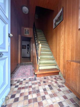 Te centrum Zottegem vinden we deze netjes onderhouden woning, bestaande uit een inkomhall, leefruimte en achterliggende keuken, alsook een...