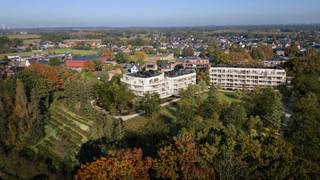 Wonen op hoog niveau doe je in deze luxueuze 3-slaapkamer penthouses. Hier geniet je van een panoramisch uitzicht over het park, elke dag opnieuw. De royale leefruimte, afgewerkt met hoogwaardige materialen, baadt in natuurlijk licht dankzij de plafondhoge ramen. Ontspan op je ruime privéterras terwijl je de zon ziet ondergaan en de stad aan je voeten ligt. Met een verfijnde afwerking die volledig naar jouw smaak kan worden aangepast, combineert dit penthouse stijl, comfort en luxe. Schitterende lichtinval, fenomenale vergezichten en een uitnodigend terras maken van dit appartement een plek waar jouw woondromen werkelijkheid worden. Wonen was nog nooit zo inspirerend.