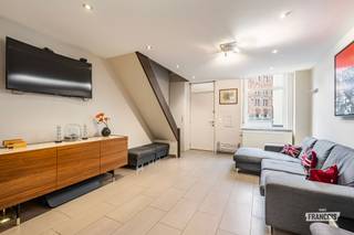 Op een aantrekkelijke ligging op het Eiland in Brugge vinden we deze charmante woning waar binnen- en buitenleven naadloos in elkaar overvloeien. Dankzij de nieuwe overkapping aan de buitenruimte, die rechtstreeks aansluit op de leefruimte en grenst aan het water, geniet je hier het hele jaar door van een bijzonder aangename woonbeleving.<br /><br />Bij het binnenkomen wordt je verwelkomd in een open leefruimte waarin zit- en eetplaats samenkomen. De centrale keuken vormt het hart van de woning en zorgt voor een gezellige verbinding tussen de verschillende leefzones. Vanuit de eetplaats is er een directe overgang naar de buitenruimte. De nieuwe overkapping maakt van deze plek als het ware een verlengde van de woning.<br /><br />Op de eerste verdieping bevindt zich een slaapkamer met eigen badkamer, een nachthal en een tweede badkamer. Een verdieping hoger vinden we een tweede slaapkamer, die kan worden ingericht als master bedroom, kinderkamer, hobbyruimte of thuiswerkplek.<br /><br />Interesse? Neem dan nu contact op met Kenjiro via 0495 64 69 95 of waeles@immofrancois.be! <br /><br />