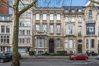 Deze indrukwekkende herenwoning combineert grandeur en hedendaags comfort op een toplocatie. De woning werd met oog voor detail gerenoveerd,...