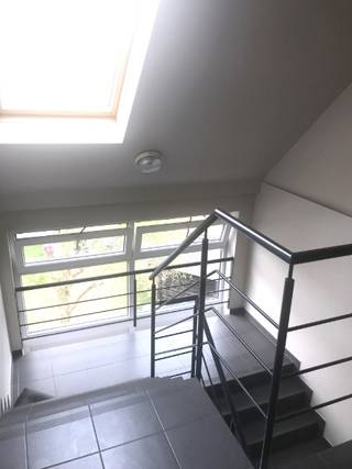 Trendy Loft appartementje 60 m², inkomhal , badkamer met lavabo meubel, douche, toilet en aansluiting voor wasmachine,  living met...