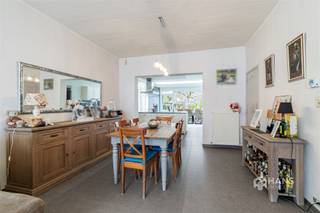 <p><span>De Robianostraat 112 - Borsbeek</span></p><p><span> </span></p><p><span>Ruime woning (191 m²) met 4 slaapkamers, magazijn en tuin (170 m²) in Borsbeek.</span></p><p><span>Deze verrassend ruime woning is gelegen op een goed bereikbare locatie in Borsbeek, met een vlotte verbinding naar de snelweg en het openbaar vervoer. Dé absolute troef? Het indrukwekkende magazijn/dubbele garage van maar liefst 70 m² — ideaal voor zelfstandigen, hobbyisten of wie nood heeft aan extra opslagruimte.</span></p><p><span>De woning werd steeds piekfijn onderhouden en doorheen de jaren deels gerenoveerd, waardoor je hier zonder zorgen kan intrekken. In 2013 is gans de benedenverdieping gerenoveerd, waaronder de keuken, badkamer en vloeren. En in 2021 werd een nieuwe verwarmingsketel geplaatst. Daarnaast werd airconditioning voorzien in de badkamer en één van de slaapkamers. Ook aan duurzaamheid werd gedacht: het dak boven de keuken werd geïsoleerd en het hoofddak is een groendak.</span></p><p><span>Je betreedt de woning via een aparte inkomhal met vestiairekast/bergruimte. Van hieruit kom je in de bijzonder ruime leefruimte met aansluitend de volledig geïnstalleerde leefkeuken, samen goed voor een indrukwekkende oppervlakte van 96 m² — een echte leefruimte met wow-factor.</span></p><p><span>Vanuit de keuken heb je toegang tot het magazijn en een apart gastentoilet. Buiten geniet je van een onderhoudsvriendelijke, noordgerichte tuin, uitgerust met een overdekte buitenkeuken — perfect voor gezellige zomeravonden.</span></p><p><span>Op de bovenverdieping bevinden zich vier volwaardige slaapkamers van 19 m², 11 m², 20 m² en 23 m². De ruime badkamer (11 m²) is voorzien van een inloopdouche, dubbele lavabo, toilet en aansluitingen voor een was- en droogmachine.</span></p><p><span>Ben je op zoek naar een ruime woning met tal van mogelijkheden én een uitzonderlijk magazijn met 1 inrijpoort van 2.50m hoog? Mis deze kans niet! Bewoonbare opp. 191 m² – ref.: bruto vloeropp. Voor meer info of een gratis schatting surf naar </span><span><span>www.hansimmo.be</span></span></p><p><span> </span></p>