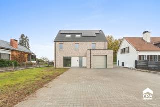 <p>Ontdek deze zeer ruime nieuwbouwwoning (2025) op een perceel van 10a 05ca, gelegen in een rustige, landelijke omgeving. De woning combineert modern comfort met duurzame technieken zoals zonnepanelen, ventilatiesysteem D en aluminium ramen met dubbele beglazing.</p>
<h4>&#127969; <strong>Indeling</strong></h4>
<p><strong>Gelijkvloers:</strong><br />Een ruime inkomhal met gastentoilet verwelkomt je in de woning. De lichte woonkamer, eetruimte en open keuken (uitgerust met inductiekookplaat, koelkast, oven, …) bieden een prachtig uitzicht op de noordelijk georiënteerde tuin.<br />Verder bevindt zich hier een slaapkamer met en suite badkamer (dubbele wastafel en douche), een praktische berging en een inpandige garage met directe toegang tot de woning.</p>
<p><strong>Eerste verdieping:</strong><br />Vier ruime slaapkamers, twee badkamers (één met ligbad, één met douche, beide met wastafel) en een aparte toilet zorgen voor optimaal wooncomfort voor het hele gezin.</p>
<p><strong>Zolderverdieping:</strong><br />Drie extra slaapkamers, ideaal als hobbyruimte, thuiskantoor of logeerkamers.</p>
<h4>&#127795; Troeven</h4>
<ul><li>
<p>Nieuwbouw 2025 – instapklaar</p>
</li><li>
<p>EPC-label A</p>
</li><li>
<p>8 slaapkamers &amp; 3 badkamers</p>
</li></ul>
<p>Een ruime, moderne gezinswoning met alle hedendaags comfort en veel natuurlijke lichtinval — perfect voor wie ruimte en rust zoekt in een groene omgeving.</p>