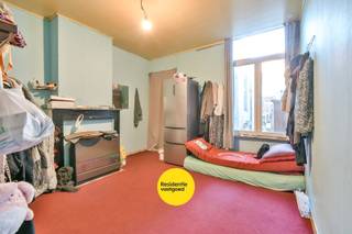 Welkom in de Spanjestraat te Roeselare, waar u deze ruime te renoveren stadswoning met gezellige koer terugvindt. Dankzij de centrale ligging bevindt u zich in de onmiddellijke nabijheid van winkels, scholen, openbaar vervoer en de autosnelweg – een ideale uitvalsbasis voor wie comfortabel en praktisch wil wonen.<br /><br />De woning verwelkomt u in een ruime voorplaats, die flexibel kan worden ingericht als vestiaire met gastentoilet, bureau of multifunctionele ruimte naar eigen behoefte. Aansluitend bevindt zich de gezellige leefruimte, die naadloos overgaat in de keuken. Verder is er op het gelijkvloers een badkamer voorzien.<br /><br />Op de eerste verdieping vinden we twee volwaardige slaapkamers terug. Via een vaste trap bereikt u de zolderverdieping, die perfect kan worden ingericht als derde slaapkamer, hobbyruimte of extra bergruimte.<br /><br />Buiten geniet u van een aangename, onderhoudsvriendelijke koer, ideaal om even te ontspannen.<br /><br />De vermelde prijs is een richtprijs. Elk bod, hoger of lager, wordt voorgelegd aan de eigenaar, die zich het recht voorbehoudt dit te aanvaarden of te weigeren.<br /><br />Neem voorsprong met een vrijblijvende schatting via:<br />www.residentievastgoed.be/gratisonlineschatten