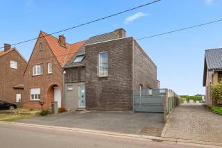Ontdek deze ruime gezinswoning op een perceel van 5 are, gelegen in het mooie en rustige Geetbets. De woning beschikt over 4 volwaardige slaapkamers en een lichtrijke open leefruimte met een harmonieuze combinatie van keuken, woon- en eetkamer.<br />Ideaal voor comfortabel wonen en gezellig samenzijn.<br /><br />Gelegen in een groene, rustige buurt nabij winkels, scholen en andere voorzieningen, biedt deze woning het beste van beide werelden. De zuidoostgerichte tuin zorgt voor aangename lichtinval gedurende de dag. Bovendien beschikt u over een garage en ruime parkeermogelijkheden.<br /><br />Met een EPC-score C is dit een energiezuinige keuze. Het pand is momenteel verhuurd; de huidige huurder wenst graag te blijven en staat open voor een nieuw huurcontract—een interessante opportuniteit voor investeerders die op zoek zijn naar een zorgeloze opbrengsteigendom.