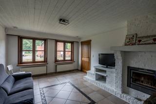 <h2><span>Ruime gezinswoning met 4 slaapkamers, weide en paardenstal</span></h2>
<p><span>Deze ruime woning biedt een unieke combinatie van comfortabel wonen, veel bergruimte en tal van mogelijkheden voor dierenliefhebbers of wie graag geniet van ruimte rondom zich.</span></p>
<p><span>Op het gelijkvloers kom je binnen in de woonkamer, die aansluit op de eetkamer en de keuken. Vanuit de keuken heb je toegang tot de veranda, waar je het hele jaar door kunt genieten van het uitzicht op de tuin. Via de naastgelegen gang bereik je de garage, de badkamer met douche en lavabo, een apart toilet en de wasplaats.</span></p>
<p><span>Op de eerste verdieping bevinden zich vier volwaardige slaapkamers en een extra toilet, wat zorgt voor een praktische indeling voor het hele gezin.</span></p>
<p><span>Via een klaptrap bereik je de zolder. Deze ruimte biedt nog heel wat mogelijkheden en kan naar wens verder worden ingericht. Hier bevindt zich tevens de ventilatie D-installatie.</span></p>
<p><span>De woning is volledig onderkelderd, wat zorgt voor een uitzonderlijke hoeveelheid opslagruimte. In de kelder bevinden zich onder andere de zonneboiler en de mazoutinstallatie.</span></p>
<p><span>Ook op vlak van comfort en energie beschikt deze woning over heel wat troeven. Zo is er een airco aanwezig die eveneens als warmtepomp kan worden gebruikt, waardoor je het hele jaar door geniet van een aangenaam binnenklimaat. Daarnaast zijn er zonnepanelen geïnstalleerd, waarvoor nog enkele jaren groenestroomcertificaten van toepassing zijn.</span></p>
<p><span>Buiten geniet je van een ruime tuin met verschillende fruitbomen, een tuinhuis, een paardenstal en een weide. Een bijkomende troef is het recht van overgang, waardoor de weide ook langs de achterzijde bereikbaar is. Dit biedt extra gebruiksgemak voor het houden van dieren, het onderhoud van het terrein of het bereiken van de achterliggende percelen.</span></p>
<p><span>Verder beschikt de woning over een grote regenwaterput van ongeveer </span><strong><span>45 m³</span></strong><span>. Dankzij deze ruime capaciteit beschik je vrijwel altijd over voldoende regenwater en kom je zelden of nooit zonder water te zitten.</span></p>
