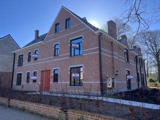 Fase 2: In een klein nieuw appartementsgebouw in bouwstijl aansluitend bij de eclectische villa,  worden 5 appartementen afgewerkt. <br />Op de eerste verdieping rechts vinden we dit gezellige appartement met 2 slaapkamers en terras dat wordt afgewerkt met kwaliteitsvol materiaal.<br />De gang voert ons naar een ruime, lichte gezellige woon- eetkamer en open keuken. Het terras is bereikbaar vanuit de woonkamer en biedt uitzicht op het majestueuze bomenbestand van de parktuin. Beide lichte slaapkamers en de tussenliggende badkamer vervolledigen het appartement.Een handige bergplaats biedt ruimte voor de hedendaagse technieken.<br />Vloerverwarming door middel van warmtepomp, zonnepanelen en verluchtingsmodule zorgen voor een aangenaam binnenklimaat. Elk appartement in dit gebouw beschikt over een ruime privatieve kelderberging bereikbaar via trap of lift.<br />Het gebouw werd perfect geïntegreerd in een prachtige (her)aangelegde parktuin met wadi waarvan alle bewoners in het project het genot hebben. De gemeenschappelijke parkeergarage bevindt zich onder het naastliggende gebouw (minimaal 1 autostaanplaats verplicht aan te kopen, niet inbegrepen in verkoopprijs appartement). Een makkelijk bereikbare bovengrondse gemeenschappelijke fietsen- en afvalberging vervolledigen het geboden comfort voor de bewoners. <br />In de vormgeving van zowel gevels als interieur, wordt extra aandacht besteed aan een stijlvolle en tijdloze, duurzame afwerking.<br />Voor verdere informatie kan u ons steeds bereiken op 0473/45.77.37 of via mail info@batimmo-vastgoed.be<br /> 