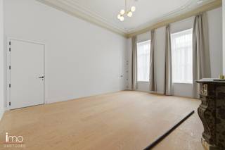 <p>U betreedt het appartement via de inkomhal, die u leidt naar de ruime en lichtrijke leefruimte. De open indeling en de mooie parketvloeren zorgen voor een warm en ruimtelijk gevoel. Aansluitend bevindt zich de open keuken, praktisch ingericht en perfect geïntegreerd in de leefruimte.<br /><br />Het appartement beschikt over één volwaardige slaapkamer en badkamer die aansluit op de nachtruimte, wat zorgt voor een comfortabele en functionele indeling. Daarnaast is er een aparte berging voorzien, ideaal voor extra opslagruimte.<br /><br />Kortom, een instapklaar appartement met mooie afwerking, gelegen op een toplocatie in Leuven.<br /><br />Wenst u dit appartement zelf te ontdekken? Neem vandaag nog contact op voor een bezoek. <br />Benieuwd naar de waarde van uw eigen eigendom? Wij helpen u graag met een vrijblijvende waardebepaling.</p>