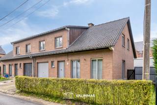 VALIMMAS verkoopt deze mooi gelegen driegevelwoning met garage en terras/tuintje....
Het gelijkvloers bestaat uit een inkomhal, een toilet, een mooie living, een ingerichte keuken, een garage, een wasplaats en een tuinberging.
De verdieping herbergt een ruime overloop, drie slaapkamers, een badkamer, en een berging.
Heel verzorgde en sfeervol ingerichte woning met alle nodige comfort. Direct instapklaar !
Landelijk gelegen, onder de kerktoren van het pittoreske en gegeerde gehucht Asbeek.
Makkelijke verbindingen naar E40 Ternat en Affligem.
