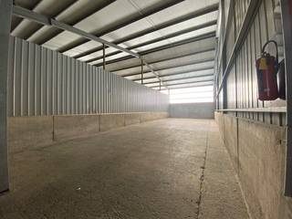 Loods 192m² te huur te Geluwe+ Loods 7 : 192m²+ gepolierde vloer+ geïsoleerd+ drijfkracht en water aanwezigHuurprijs : 600 € + 1/12 grondlasten + 21%...