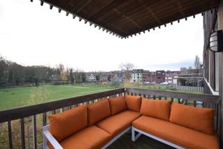 This energy-efficient apartment is part of the sustainable construction project Den Draad in Gentbrugge. The building is clad in Russian pine wood and equipped with a communal solar boiler (separate energy meter per apartment).<br /><br />The apartment itself consists of a living room with an installed open kitchen (dishwasher, extractor hood, refrigerator, oven, hob), 1 large bedroom, 1 children's/baby room/office, bathroom with shower, bathtub, and double sink, storage room with connection for washing machine, and a separate toilet. In addition, there is a covered terrace with a beautiful view of the park.<br /><br />The apartment is fully equipped with lighting.<br /><br />There is a parking space in the underground parking garage, a separate cellar, and a bicycle storage room. This parking space is included in the rent.<br /><br />Location: The highways E40, E17, and the ring road R4 are easily accessible. The center of Ghent is within cycling distance via Keizerspark.<br /><br />For the general costs of the building, you pay a €125 flat rate. For heating, you pay a €25 provision.<br /><br />Available from 01/02/2025.<br /><br />EPC: 63 kWh/(m²year) - label A