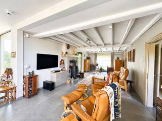 <span><span><span><span><span>Ledegem - Ruime woning met 4 slaapkamers in een groene omgeving.<br /><br />Deze charmante villa verrast met haar ruime en lichtrijke leefruimtes, een stijlvolle ingerichte keuken met kookeiland en prachtig zicht op de tuin. <br />Het aangename terras nodigt uit tot lange ontbijtjes in de ochtendzon en gezellige avonden met familie en vrienden.<br /><br />Buiten geniet u van een mooi aangelegde tuin met fruitbomen, terwijl de rustige omgeving en de verzorgde afwerking van de woning zorgen voor een onmiddellijk thuisgevoel.<br />Kom zelf de ruimte, het licht en de warme sfeer ontdekken tijdens een bezoek. Deze woning moet u gezien hebben!<br /><br />Indeling<br />Gelijkvloers:<br />• Garage, douchekamer, slaapkamer, waskamer, hobbyruimte (met sauna!)<br />1e verdiep:<br />• Inkom, toilet, bureauruimte/slaapkamer, slaapkamer, badkamer, open leefruimte met aansluitend de keuken, ruime eethoek en veranda<br />2e verdiep:<br />• 2 slaapkamers <br />• Zolderruimte<br />Troeven:<br />• Ingebouwde garage + carport<br />• 4 slaapkamers/ 5 mogelijk<br />• Onderhouden ruime groene tuin<br />• Veel natuurlijk licht<br />• Instapklaar</span></span></span></span></span>