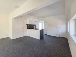 In deze kleinschalige residentie van twee appartementen vinden we dit appartement op de eerste verdieping, gelegen in het centrum van Bornem. Het appartement bevindt zich op een boogscheut van alle nodige faciliteiten, zoals scholen, winkels, en openbaar vervoer. Verder beschikt het appartement over een uitstekende bereikbaarheid omwille van de ligging vlakbij de N16.<br /><br />Bij het betreden van het appartementsgebouw komen we binnen in de gemeenschappelijke inkomhal. Vanuit deze inkomhal kom je terecht in de hal van het appartement, die toegang geeft tot verschillende ruimtes zoals onder meer de ruime en lichtrijke leefruimte met open keuken. De keuken is voorzien van alle hedendaagse toestellen en een praktische berging. <br /><br />Verder beschikt het appartement over twee slaapkamers, een badkamer met lavabo en douche en toilet. <br /><br />Nood aan buitenruimte? Dit kan je terugvinden op het gezellige terras, te bereiken via de keuken. <br /><br />Een fiets kan je opbergen in de daarvoor voorziene fietsenstalling.<br />Verder beschikt het appartement over een autostaanplaats. <br /><br />Er zijn geen maandelijkse kosten.<br />Het appartement is onmiddellijk beschikbaar.<br /><br />Heb je interesse in dit gelijkvloers appartement? <br />Neem gerust contact op via yordi@julimmo.be of 03 303 39 36.