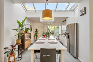 Ontdek nu deze ruime, moderne woning aan de stadsrand van Gent.<br />De woning omvat naast de lichtrijke leefruimte met open keuken, 3 volwaardige slaapkamers en 2 badkamers.<br />Verder geniet je van een diepe, rustige tuin, met uitweg voor fietsen.<br />Extra troef is dat de woning is uitgerust met airco!<br /><br />*huurprijs 1300 euro (inclusief onderhoud van de gasketel en airco)<br /><br />Bezoek? Bel Matthias op 0497/76.84.89<br /><br />