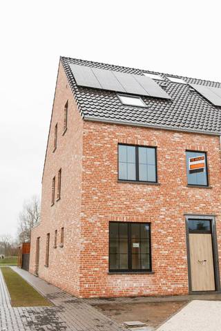 Te huur vanaf midden 02/2026 :<br />Kemzeke, Kwakkelstraat, <br />prachtig, nieuwbouw energiezuinig duplex appartement met 3 slaapkamers en terras met zicht op de velden. <br />1e ingebruikname ! Volledig instapklaar.<br /><br />Op de 1e verdieping bestaat de indeling uit een lichte, ruime woonkamer met schuifraam dat onmiddellijk toegang geeft tot het terras. Open keuken voorzien van een inductiekookplaat, vaatwasmachine, combi-oven en ingebouwde koelkast met diepvries. <br /><br />De 3 slaapkamers zijn bereikbaar via een trap naar de 2e verdieping. Een badkamer met ruime inloopdouche, aparte WC en wasplaats voor wasmachine/droogkast bevinden zich eveneens op deze verdieping.<br /><br />Dmv een energiezuinige warmtepomp is er in alle ruimtes vloerverwarming voorzien. Regenwater recuperatie voor WC en wasmachine, een ventilatiesysteem type D en zonnepanelen zijn eveneens voorzien.<br />Overal vaste armaturen, zonwerend glas, instapklaar geschilderd<br />Het appartement beschikt over een individuele fietsenberging en carport, incl voorzieningen om te laden.<br />Achteraan het gebouw kan er gebruik gemaakt worden van de gemeenschappelijke tuin.<br /><br />Voor meer info : 0487 53 81 84