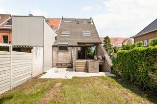 Bent u op zoek naar een woning die u volledig naar uw eigen smaak kunt afwerken? Dan is deze halfopen bebouwing in het rustige Haasdonk misschien wel uw ideale project.<br /><br />Deze karaktervolle woning biedt verrassend veel ruimte dankzij de verschillende tussenverdiepen, wat zorgt voor een speelse en unieke indeling. De lichtrijke leefruimte geniet van veel natuurlijke lichtinval en vormt het hart van de woning.<br /><br />De oude keuken werd reeds verwijderd, waardoor alle voorbereidingen getroffen zijn om een volledig nieuwe keuken te installeren, volledig volgens uw eigen wensen en stijl.<br /><br />Verder beschikt de woning over:<br /><br />- 4 volwaardige slaapkamers<br />- 1 badkamer<br />- een volledig onderkelderd niveau met tal van mogelijkheden voor opslag, hobbyruimte of werkplaats<br />- een inpandige garage<br />- een aangenaam terras en een tuin met een prachtig, landelijk uitzicht<br /><br />De woning biedt een uitstekende basis voor wie op zoek is naar een ruime gezinswoning met enorm veel potentieel.<br /><br />Een unieke kans voor handige doe-het-zelvers, investeerders of gezinnen die hun droomwoning willen creëren.<br /><br />Interesse? Contacteer ons voor meer informatie of een bezoek.<br />www.woonvast.be<br />manon@woonvast.be<br />0493 72 43 21