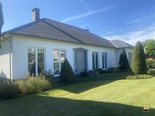 Prachtig gelegen villa met 3 slaapkamers en garage op mooi perceel van ca. 16 are.* GEEN RENOVATIEPLICHT (EPC: C)* ASBESTVEILIG Vlakbij het centrum...