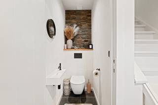 Te koop: Energiezuinige gezinswoning met grote zuidgerichte tuin in Lochristi<br /><br />In het charmante en gegeerde Lochristi vindt u deze mooie woning (bouwjaar 2001), ideaal gelegen op korte afstand van het centrum en toch in een rustige, landelijke omgeving. Een perfecte combinatie van bereikbaarheid en wooncomfort.<br /><br />De woning is energiezuinig en werd doorheen de jaren zorgvuldig afgewerkt met kwalitatieve en duurzame materialen. Ze beschikt over drie volwaardige slaapkamers op de verdieping, met bovendien de mogelijkheid tot het creëren van een vierde slaapkamer of bureau op het gelijkvloers — ideaal voor een thuiswerkplek, praktijkruimte of levenslang wonen.<br /><br />De lichtrijke leefruimtes geven uit op de ruime, prachtig aangelegde zuidgerichte tuin, waar u in alle rust kan genieten van zon en privacy.<br /><br />Verder biedt de woning:<br /><br />12 zonnepanelen<br /><br />Aparte garage<br /><br />Oprit met parkeerplaats voor 3 wagens<br /><br />Praktische indeling met veel natuurlijk licht<br /><br />Degelijke constructie en instapklaar<br /><br />Deze woning is uitermate geschikt voor gezinnen of wie op zoek is naar comfortabel wonen in een groene omgeving, zonder in te boeten aan nabijheid van winkels, scholen en verbindingswegen.<br /><br />📍 Lochristi – wonen op een toplocatie tussen natuur en centrum<br /><br />Interesse? Contacteer Guy 0479/88 88 06 voor meer informatie of voor een bezoek ter plaatse (www.hyboma.be - 051 480 980)