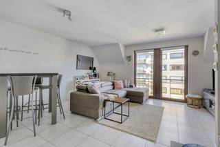 Duplex-appartement te koop in residentie Waterpoort, uiterst centraal gelegen in de Zeelaan, het hartje van Koksijde-Bad! Op zoek naar interessante immo te Koksijde? Lees dan zeker verder!INDELING Op de 4de verdieping vindt men de lichtrijke leefruimte met open geïnstalleerde keuken.Op de 5de verdieping beschikt men over 2 ruime slaapkamers, een badkamer met ligbad én inloopdouche, een apart toilet en een berging met aansluiting voor de wasmachine.In de kelderverdieping beschikt men over 2 extreem ruime privatieve bergingen van maar liefst 32m² en 29m²! Verder biedt de residentie ook een gemeenschappelijke fietsenstalling aan.TROEVEN+ Zeer centrale ligging op enkele passen van de winkelstraat en op wandelafstand van het strand+ EPC-label B+ Ruime kelderbergingen van 32m² en 29m²! Interesse in dit appartement te koop in Koksijde? Neem dan zeker contact op met de dossierverantwoordelijke Sarah Velle via 0470 10 52 78 of sarah.velle@dewaele.com.