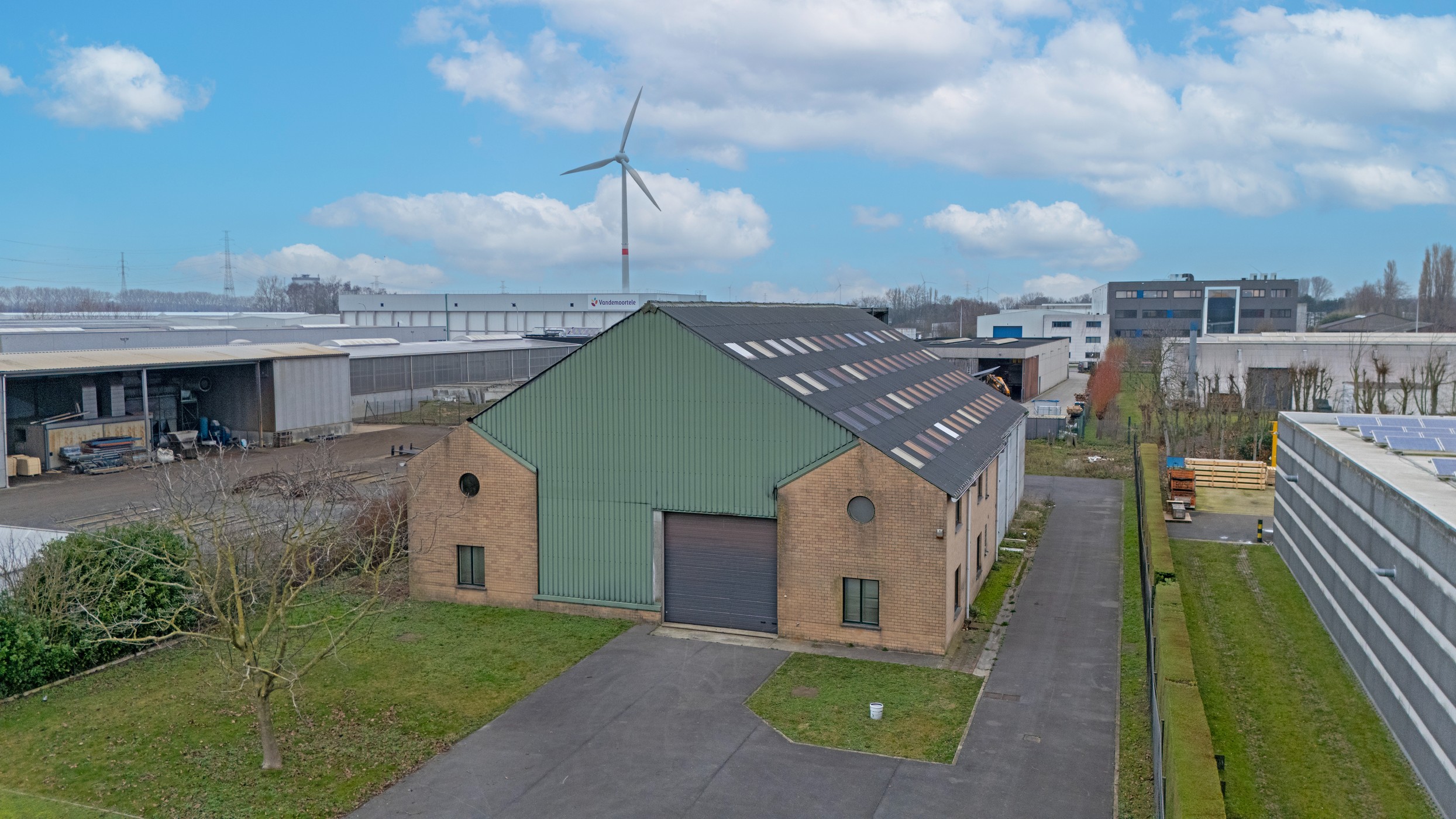 Te koop: Magazijn van 600 m² op perceel van 2.744 m² te Eeklo - foto 2