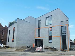 Degelijk afgewerkt nieuwbouw appartement met terras.<br />Dit nieuwbouw appartement op de eerste verdieping is gelegen in Opgrimbie, dichtbij het centrum van Maasmechelen en vlakbij de scholen, lokale winkels en de autostrades richting Nl. en Brussel/A’pen.<br /><br />Dit comfortabel appartement omvat een inkomhal, een leefruimte met open keuken, 2 slaapkamers, een badkamer met een douche en wastafel, een apart toilet en een berging met aansluiting voor een wasmachine. De leefruimte geeft toegang tot het terras. <br /><br />Aan de achterzijde van het gebouw een ruime, afgesloten privé garage. <br />Vloerverwarming via warmtepomp. Het appartement beschikt ook over zonnepanelen. Dit appartement heeft een eigen ingang. <br /><br />De gemeenschappelijke lasten bedragen € 50 per maand.<br />Dit appartement is beschikbaar vanaf 1 juli 2026. Eerste bewoning ! <br />Er is geen lift in het gebouw.<br /><br />Bij interesse kan u best uw telefoonnummer nalaten zodat wij u kunnen contacteren.<br />Alle kandidaat-huurders worden opgebeld in volgorde zoals de aanvragen binnenkomen.<br />Bedankt voor uw geduld.