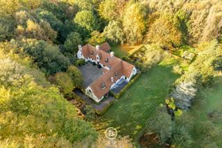 Te midden van het groene en rustige Hertsberge ontvouwt zich dit prachtig landhuis, bereikbaar via een statige oprijlaan geflankeerd door...