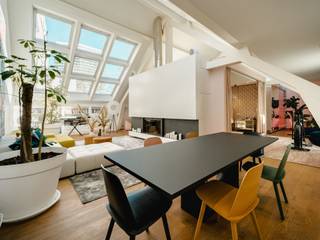 Op een steenworp van de Louizalaan en de zeer gegeerde wijk van de Châtelain met al zijn voorzieningen, ontdekt u deze lichte woning met grote terrassen.<br /><br />Op het gelijkvloers vindt u een mooie inkomhal met een designtrap die toegang biedt tot de woning en de parkeerplaatsen. Op de eerste verdieping bevindt zich een ruime keuken van ongeveer 45 m² die uitgeeft op een groot, privéterras, een royale woonkamer van ongeveer 47 m² met open haard, een master bedroom van 50m² en een badkamer van bijna 40m²; een slaapkamer van ongeveer 14 m² met eigen douchekamer vervolledigt deze verdieping.De tweede verdieping beschikt over een slaapkamer van ongeveer 16m² met eigen douchekamer en een prachtig terras. In de kelder vindt u een berging en een stookruimte.<br /><br />Extra: mogelijkheid om 10 parkeerplaatsen aan te kopen (€50.000/plaats) voor een totale oppervlakte van ongeveer 280m².15 zonnepanelen, kelders, EPC label C.<br /><br />Kastelein staat bekend om zijn ligging niet ver van het stadscentrum en vlakbij het Ter Kamerenbos. Het staat vol met restaurants, winkels en de markt is erg populair. Gemakkelijke en snelle toegang tot het openbaar vervoer (metro, tram en bus), met transportfaciliteiten en gemakkelijke toegang tot omliggende gemeenschappen.<br /><br />Voor meer informatie, gelieve Grégoire Bryssinck te contacteren op +32 (0) 493 51 29 00.