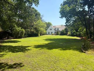 Gemeubelde villa op absolute toplocatie in Schilde.<br /><br /><u><strong>Indeling van de villa:</strong></u><br /><u>Gelijkvloers:</u><br />Inkomhal op tegels, +/- 10,5 m².<br />Afzonderlijk toilet met handenwasser.<br />Living: +/- 36 m², parket, open haard.<br />Keuken: +/- 35,5 m², tegels, witte kastjes, keramisch kookfornuis, frigo met vriesvak, oven, vaatwasser, dampkap.<br />Berging: +/- 3.5 m², tegels.<br />Waskamer: +/- 8.5 m², tegels, enkele lavabo, aansluiting wasmachine en droogkast.<br />Aangelegde tuin met overdekt terras.<br />Garage voor 2 wagens met afzonderlijke poorten, +/- 35 m².<br /><u>Eerste verdieping:</u><br />Nachthal op tegels, +/- 11,7 m².<br />Afzonderlijk toilet.<br />Slaapkamer 1: +/- 23,5 m² op parket.<br />Slaapkamer 2: +/- 16,2 m² op parket.<br />Slaapkamer 3: +/- 13,7 m² op parket.<br />Slaapkamer 4: +/- 17,8 m² op parket.<br />Badkamer 1: ligbad, dubbele lavabo met meubel, toilet, handdoekdroger.<br />Badkamer 2: douche, dubbele lavabo met meubel, toilet, handdoekdroger.<br />Badkamer 3: douche, dubbele lavabo met meubel, handdoekdroger.<br /><br />CV op gas. Houten ramen met dubbele beglazing.<br /><br />Huurcontract voor 1 jaar.<br /><br /><br /><br /><br /><br />