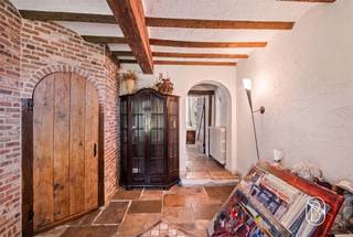 <p>Charmant koetshuis met bijgebouw/extra woonst, unieke binnentuin genietend van een prachtig zicht, en aanpalende bouwgrond met potentieel. <br /><br />In het hart van het prachtige Mont-de-l’Enclus, bevindt zich dit authentieke koetshuis met karakter, dat wacht op een nieuwe eigenaar met visie.<br /><br />Het hoofdgebouw, een charmant te renoveren koetshuis, biedt tal van mogelijkheden om een unieke en karaktervolle woonst te creëren. De authentieke elementen en de structuur vormen een prachtige basis voor een renovatieproject waarbij charme en modern comfort hand in hand kunnen gaan.<br />Op het perceel bevindt zich bovendien een extra bijgebouw, wat interessante perspectieven opent: een kangoeroewoning, gastenverblijf, praktijkruimte of een investering met verhuurpotentieel.<br /><br />Daarnaast beschikt het geheel over aanpalende bouwgrond met ontwikkelingspotentieel, wat dit pand bijzonder interessant maakt voor wie op zoek is naar een project met meerdere mogelijkheden: extra praktijk/horecagedeelte/project... De bouwgrond kan bijgekocht worden voor 150.000 euro.<br /><br />Een zeldzame opportuniteit voor liefhebbers van karaktervolle panden, renovatieprojecten en unieke locaties.<br /><br />Ideale voor B&B/vrije beroepen/ontwikkelaars. <br /><br />Bezoek na afspraak met IMMO BEGUIN: info@immobeguin.be</p>