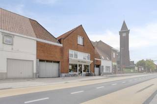 Op zoek naar een handelsruimte met een ruime, instapklare woning en tal van mogelijkheden? Deze commercieel gelegen eigendom bevindt zich op een perceel van 895 m² met een totale nuttige oppervlakte van maar liefst 466 m² (BVO). De indeling op het gelijkvloers omvat een handelsruimte van 65 m² (BVO) met links een ruim magazijn. Aansluitend op de winkel bevindt zich de woning (242 m² BVO), voorzien van een apart bureel, ruime keuken en lichtrijke zithoek, die overloopt in een aparte leefruimte met houtkachel en eetkamer. Deze ruimtes staan allemaal in verbinding met de aangelegde, zuidgerichte tuin met terras. Op de eerste verdieping vinden we vier slaapkamers, een badkamer met bad en douche, een dressing én een sauna. De tweede verdieping beschikt over een afgewerkte en goed geïsoleerde zolder met vaste trap. Achteraan het perceel bevindt zich een dubbele carport en een extra garage. Bovendien biedt dit achterliggende gedeelte potentieel voor het bouwen van een extra woning (per mail afgetoetst bij stedenbouw) of ander gebouw. De eigendom geniet van een vlotte verbinding met de E17 (op 5 minuten) en ligt op slechts 6 km van het centrum van Waregem. Ideaal voor wie op zoek is naar ruimte voor wonen, werken, opslag of commerciële activiteiten. Geen renovatieplicht! Contacteer Vastgoed Lietaer voor meer informatie of plan een bezoek via 055/500 007 of info@vastgoedlietaer.be. Enkel een schriftelijk bod aanvaard door de verkopers resulteert in enige verbintenis.<br />