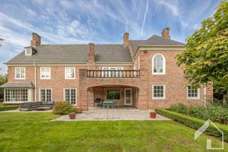 <p>Villa Vlassak-Verhulst prête à emménager, située dans une rue à sens unique, en pleine verdure, sur un terrain de 2 000 m² entièrement clôturé et équipé d'un portail d'accès automatique avec remise pouvant accueillir 2 voitures. Au rez-de-chaussée, on trouve un hall d’entrée majestueux, un espace de vie en L avec cheminée à gaz (65 m²), une cuisine intégrée équipée de tous les appareils électroménagers et d’un coin repas séparé, un espace bureau, des toilettes séparées, un double garage intégré, un local technique et une buanderie. Au premier étage, on trouve 4 chambres, dont une suite parentale avec accès à une terrasse, un dressing et une salle de bains, une deuxième salle de bains avec douche, des toilettes séparées, une pièce polyvalente (60 m²) équipée d’une kitchenette et un espace séparé doté d’un coffre-fort. Le grenier, accessible par un escalier escamotable électrique, s'étend sur toute la largeur de la maison. La villa dispose également d'une cave à vin. Parmi les nombreux atouts de cette propriété : label B, installation électrique conforme, 6 bornes de recharge, jardin paysager. Pour plus d'informations : 0479/9 34 34 9 (Kristof)</p>