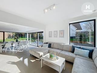 Ontdek deze instapklare en volledig gerenoveerde woning gelegen in het charmante Sint-Idesbald, op een toplocatie nabij zee, duinen en gezellige horeca.<br /><br />Deze uitzonderlijke eigendom werd tot in de puntjes vernieuwd met hoogwaardige materialen en combineert luxe, comfort en ruimte. Ideaal als tweede verblijf of ruime gezinswoning.<br /><br />De woning beschikt over:
<ul>
	<li>5 volwaardige slaapkamers, elk met voldoende ruimte en lichtinval</li>
	<li>5 moderne badkamers, afgewerkt met kwalitatieve materialen</li>
	<li>Een lichtrijke leefruimte met open keuken</li>
	<li>Volledig stijlvol ingericht en gemeubeld (inbegrepen in de prijs)</li>
</ul>
<br />Dankzij de energiezuinige renovatie (EPC A) en de aanwezigheid van 12 zonnepanelen, geniet u van een duurzame en toekomstgerichte woning met lage energiekosten.<br /><br />Extra troeven:
<ul>
	<li>Volledig vernieuwd (technieken, afwerking en inrichting)</li>
	<li>Instapklaar</li>
	<li>Gelegen in een rustige, gegeerde buurt nabij strand en centrum</li>
	<li>Hoog afwerkingsniveau en hedendaags comfort</li>
</ul>
<br />Een unieke opportuniteit aan de Belgische kust voor wie op zoek is naar kwaliteit en zorgeloos wooncomfort.<br /><br />👉 Interesse? Contacteer ons vandaag nog voor meer info of een bezoek!