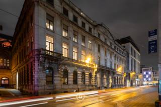 Exclusief appartement van 320 m² met ongeziene grandeur op een historische toplocatie in het hart van Antwerpen. Op een steenworp van de Meir,...