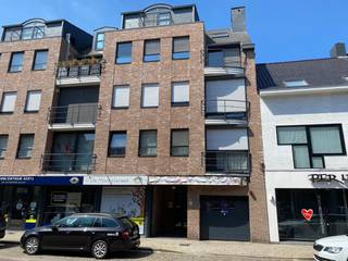 Handelsruimte (400m²) ook geschikt als kantoorruimte, met 2 ingangen en binnen patio's. Kelderberging.Ingang aan Stationsstraat 116. Voorheen...