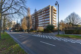 Immo Pické vous propose cet appartement rénové et prêt à emménager, situé au quatrième étage (avec ascenseur) d'un immeuble bien entretenu. L'appartement est idéalement situé à proximité des commerces, des transports en commun, des écoles et des transports publics. L'appartement se compose d'un hall d'entrée, d'un salon lumineux avec cuisine équipée attenante, d'une grande terrasse, de 2 chambres spacieuses, de toilettes séparées et d'une salle de bains spacieuse avec douche. De plus, cet appartement dispose d'une cave privative. Achat d'une place de parking ouverte pour 20 000 euros obligatoire.<br />Charges mensuelles : 316,50 euros (y compris l'eau chaude, l'eau froide, le chauffage, l'entretien des parties communes, l'électricité des parties communes, l'entretien de l'ascenseur et du jardin, l'assurance incendie, les frais de syndic, versement de 31 euro/m fonds de réserve inclu).