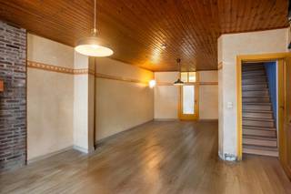 Ontdek deze te renoveren woning, ideaal voor wie op zoek is naar een nieuw project op een gunstige ligging.Op het gelijkvloers vind je een ruime...