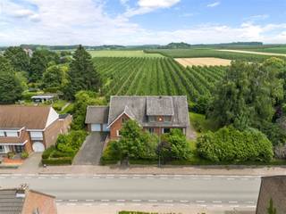 Op een bijzonder mooie locatie in Jeuk, deelgemeente van Gingelom, vind je deze vrijstaande woning of villa met een bewoonbare oppervlakte van...