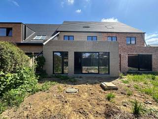 Casco nog af te werken gesloten nieuwbouwwoning met inpandige garage te Oudegem, gelegen op wandelafstand van de dijk en het wandelpad langs de Dender, en op fietsafstand van zowel Dendermonde als Sint-Gillis. De woning bevindt zich op een perceel van ongeveer 155 m² en biedt een royale bewoonbare oppervlakte van 210 m². Dankzij de doordachte indeling beschikt de woning over ruime, lichtrijke leefruimtes, drie volwaardige slaapkamers en een ruime zolderverdieping die eenvoudig kan worden ingericht als extra slaapkamer(s), hobbyruimte of bureau. Deze woning wordt casco aangeboden, wat betekent dat u de volledige afwerking nog volledig naar eigen smaak en wensen kunt bepalen en uitvoeren — van vloerbekleding en keuken tot badkamer en schilderwerken. Dit biedt een unieke kans om van deze woning echt uw thuis te maken, volledig afgestemd op uw persoonlijke stijl en behoeften. Voor wie hier liever niet zelf in duikt, bieden wij tevens de mogelijkheid om de volledige afwerking voor u te coördineren in samenspraak met onze betrouwbare partners. Zo combineert u de vrijheid van een casco woning met het gemak van professionele begeleiding. Neem contact op en informeer naar de mogelijkheden! <br /><br />Interesse in een bezichtiging? Aarzel niet om contact op te nemen! 052 52 52 10 of info@capston.be