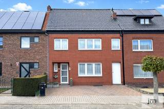 Deze charmante gesloten bebouwing bevindt zich op wandelafstand van het centrum van Borgloon, waar u geniet van alle nodige faciliteiten zoals winkels, scholen en horeca. Bovendien liggen prachtige, rustige wandelroutes in de natuur vlakbij – ideaal voor wie houdt van een evenwicht tussen stad en ontspanning.<br />Voor meer informatie of om een bezichtiging in te plannen, kan u steeds contact opnemen met Niels via 0473 39 44 39.<br /><br />De woning verwelkomt u via een inkomhal die toegang biedt tot een ruime woonkamer. Aansluitend bevindt zich de keuken, het centrale hart van de woning. Vanuit de keuken bereikt u een polyvalente ruimte, met zicht op het terras en de verzorgde tuin.<br />Extra troeven op het gelijkvloers zijn de badkamer, uitgerust met ligbad, lavabo met meubel en een apart toilet, evenals een praktische, aparte wasplaats.<br /><br />Op de eerste verdieping vindt u twee volwaardige slaapkamers en een extra kinderkamer. Daarnaast is er een apart toilet met lavabo voorzien.<br /><br />De woning beschikt ook over een kelder en een zolder, waarbij het dak en de vloer reeds geïsoleerd zijn. Het dak werd bovendien recent vernieuwd in 2025, wat bijdraagt aan het wooncomfort en de energiezuinigheid.<br /><br />Via een handige zijgang naast de woning bereikt u eenvoudig de tuin, ideaal om fietsen, tuinmateriaal of een kruiwagen te verplaatsen. In de mooi onderhouden tuin bevindt zich bovendien een praktisch tuinhuis voor extra opbergruimte.<br /><br /><span>*De vermelde oppervlaktes zijn indicatief. JM Vastgoed kan niet verantwoordelijk gesteld worden voor de juistheid van de verstrekte gegevens.</span>